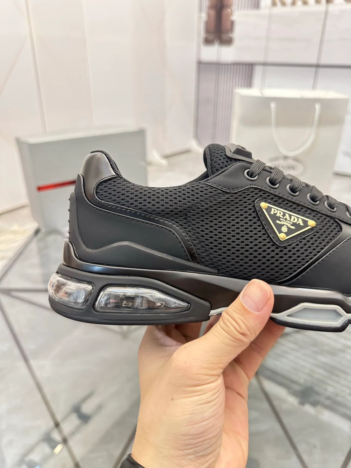 Men's shoes for sale 💰: 💰P660¥ High-end top quality Product trademark: Prada *"Prada*" low-top casual shoes Regular size: 38-45 (can be customized to 46) Product materials: Upper imported first-layer cowhide spliced ​​with original fabric, breathable lining, cowhide foot pads, original air cushion outsole. No.: 001